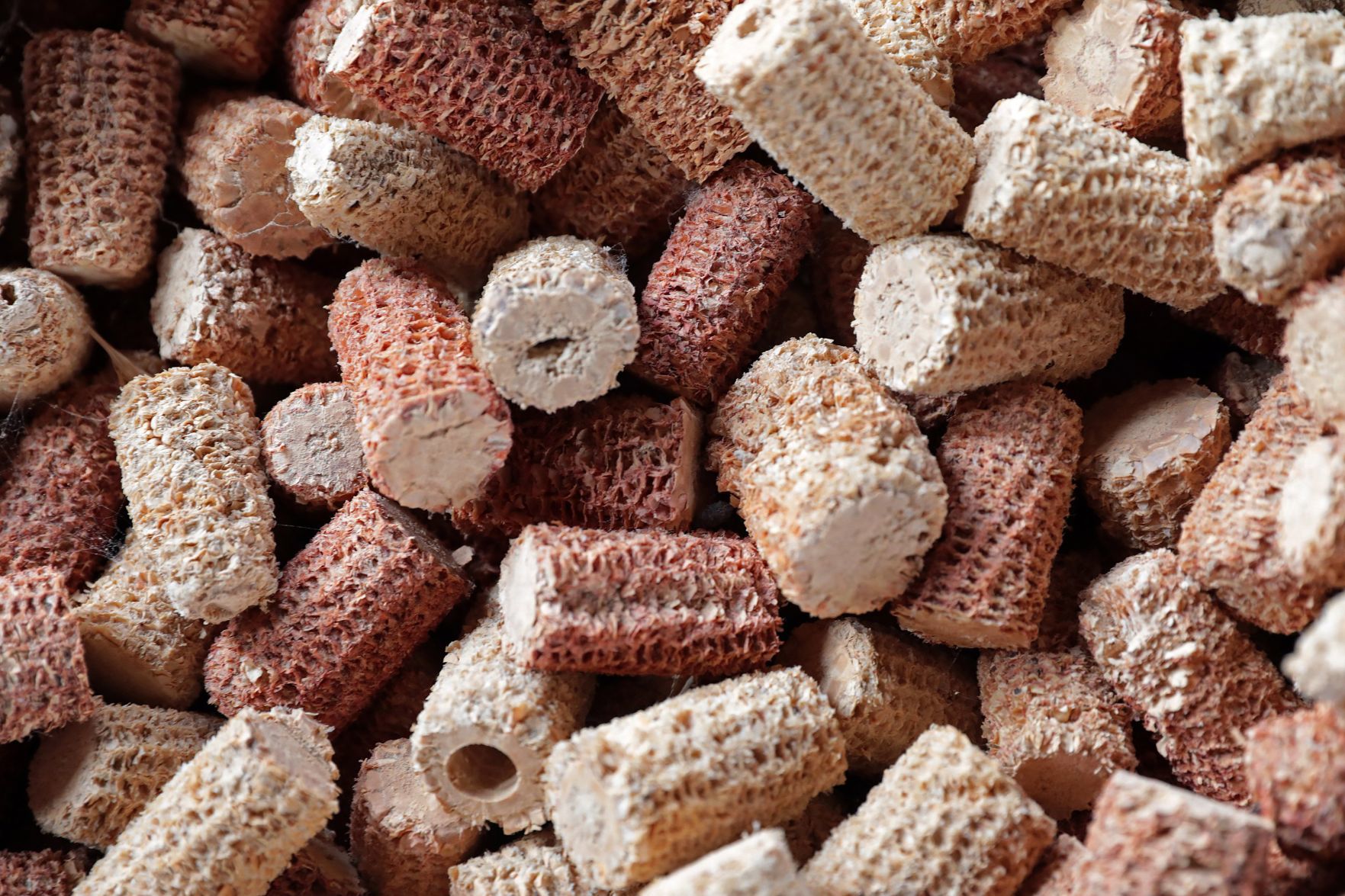 Inside the Missouri Meerschaum corncob pipe factory